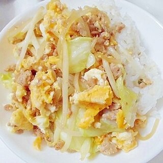 豚挽き肉ともやしときゃべつの卵炒め丼